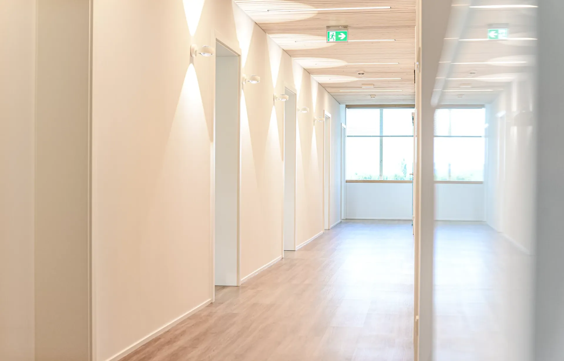 Flur mit Holz-Designelementen und moderner Innenarchitektur.